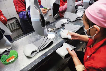 企業使用防塵口罩應對苯中毒，完不具備防毒面具的防毒性能，不符合防護要求
