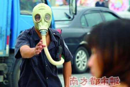 發(fā)生二氯乙烷泄漏，救援人員戴防毒面具對(duì)人群進(jìn)行疏散