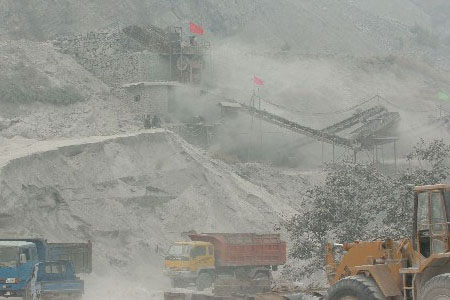 礦山作業產生的粉塵，能見度極低