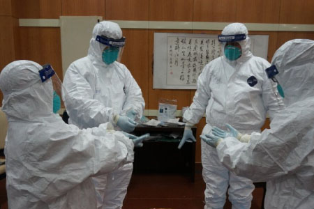 進入埃博拉疫區(qū)穿戴埃博拉防護用品
